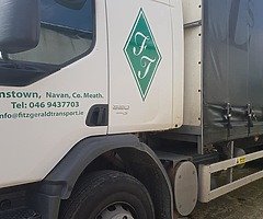 Volvo FLE320 curtainsider with tailift. - Image 4/6