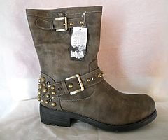 Ladies Calf Length Boot.