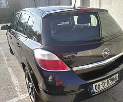 Black hatchback Opel Astra - Image 4/10