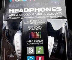 Bluethooth headphones with lights with the beat