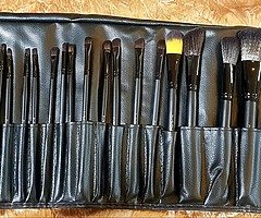 24 makeup brushes, in roll-up pouch