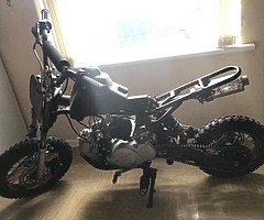 Two 110cc stomps, plastics, 2 bike trailer - Image 3/9