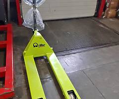 Pallet trucks/Forklifts