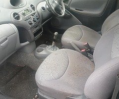 01 toyota yaris - Image 4/6