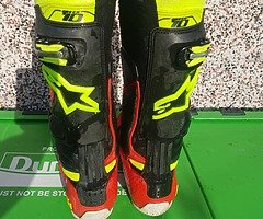 Size 8 alpinestar tech 10s like new - Image 2/3