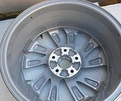 Hyundai 17" Alloy Wheels - Image 2/3