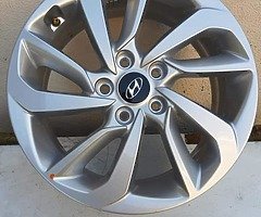 Hyundai 17" Alloy Wheels - Image 3/3