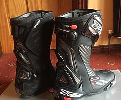 Motorcycle boots
Tcx 9.5