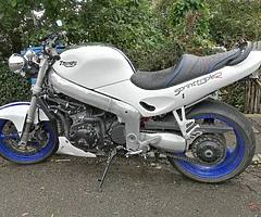 Triumph 955i triple streetfighter custom with gsxr forks - Image 9/10