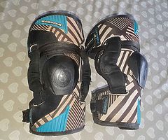 Sixsixone youth kneebraces