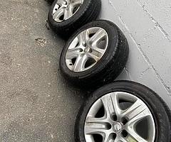 Insignia hubcap alloy wheels