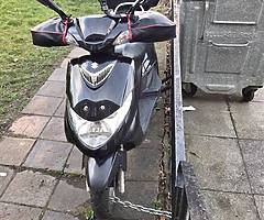 Scooter Suzuki An 125 - 2013 - apenas 17.245Km - semi-nova