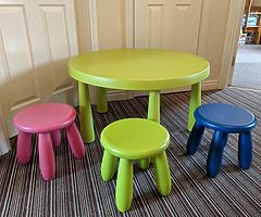 Kids table and stools - Image 4/4