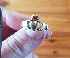 Beautiful 10ct .417 Gold Irish made claddagh ring mint condition size . z1