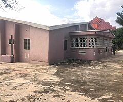 Six bedrooms forsale house is in the road side in Kumasi Santasi Ayinam road