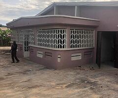 Six bedrooms forsale house is in the road side in Kumasi Santasi Ayinam road