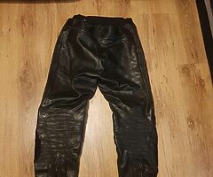 2 pairs leather motorcycle bottoms. - Image 4/4