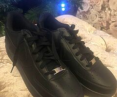 Black Nike airforce ones 
Size 5,5.5,6,6.5,7,8,8.5