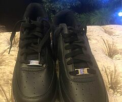 Black Nike airforce ones 
Size 5,5.5,6,6.5,7,8,8.5