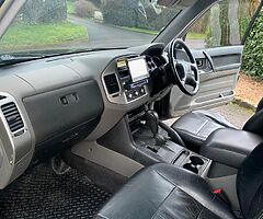 2004 Mitsubishi Shogun - Image 4/10