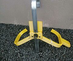 Wheel clamp caravan or trailer