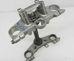 Suzuki Bandit GSF 400 GK75B Lower Fork Bridge & Upper 51674 - Image 3/3