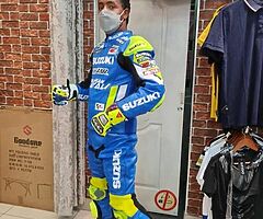 Motorbike Customized suit included boots gloves complete set with original quality in best price