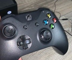 Xbox one fully working good condition, controller has no back, comes with gaming earphones - Image 3/6