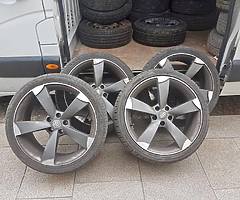 ALLOYS WHEELS WITH VERY GOOD TYRES