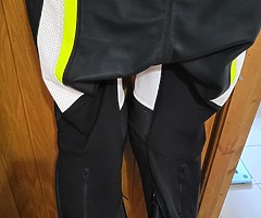 Alpinestars 1 piece leathers - Image 4/5