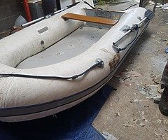 Tidy boat with engine