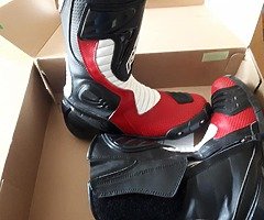 Brand new in the box rst size 10 boots