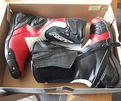 Brand new in the box rst size 10 boots